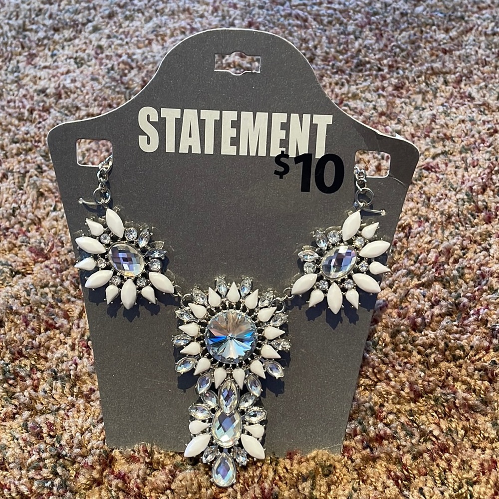 STATEMENT necklace